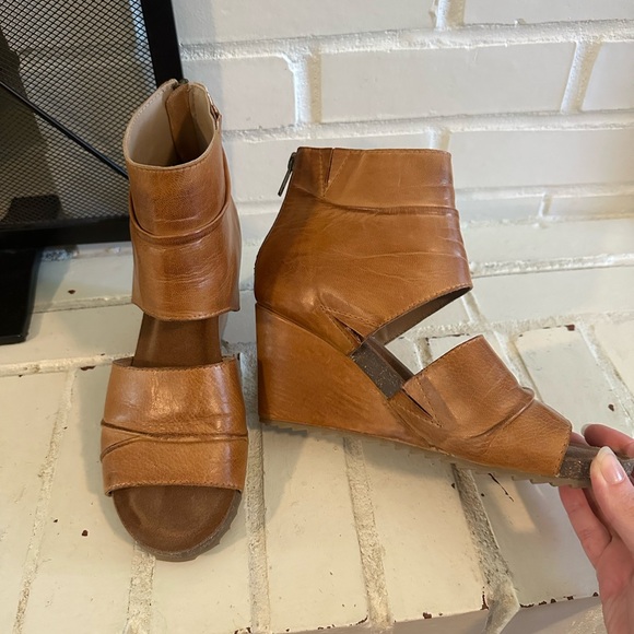 DIBA True Leather Wedge - Picture 1 of 3